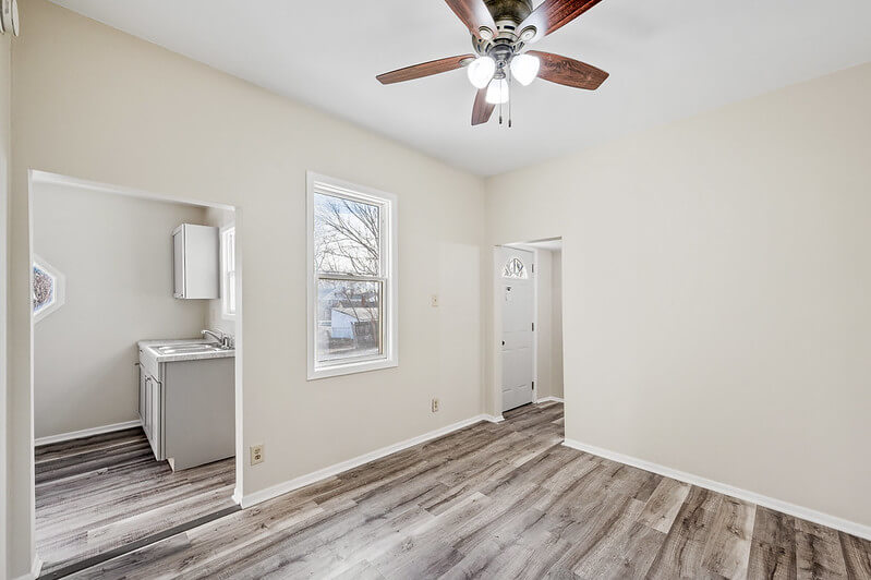 3311 2nd Ave Des Moines Sitting Area Image